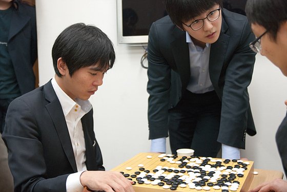 Lee-Sedol-Kim-Jiseok-reviewing-with-Park-Junghwan-18th-GS-Caltex-Cup-Final